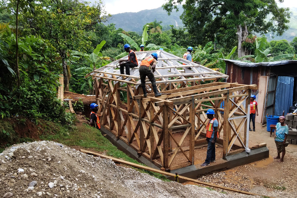 Une maison du sud d'Haïti est reconstruite pour résister aux vents violents et aux fortes pluies, après le passage de l'ouragan Melissa.