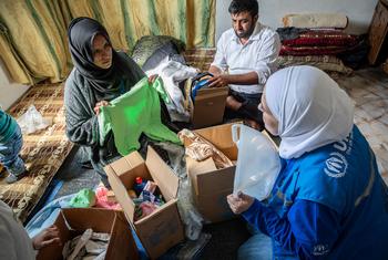 Nguo zenye joto na vifaa vingine vinagawiwa kwa familia zilizofurushwa huko Babekkeh, Syria.