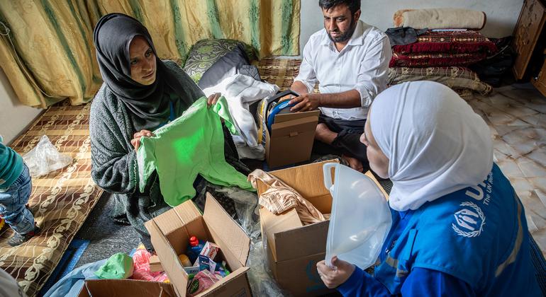 Nguo zenye joto na vifaa vingine vinagawiwa kwa familia zilizofurushwa huko Babekkeh, Syria.