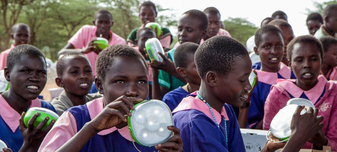 肯尼亚农村地区的儿童用上了太阳能灯具。