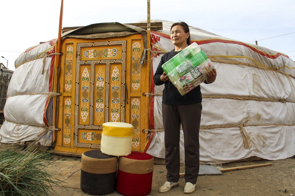 在蒙古国，原本会被填埋的塑料瓶被回收变成板凳。
