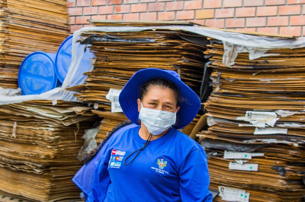 En Arequipa, lejos de los vertederos, estas mujeres peruanas, apoyadas por la Iniciativa Pobreza y Medio Ambiente se han convertido en promotoras de una cultura del reciclaje que muestra cómo los residuos también tienen oportunidades de desarrollo.