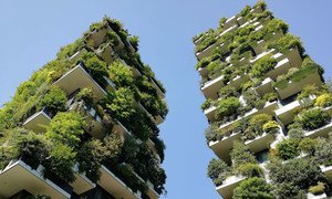 Les tours Bosco Verticale (Forêt verticale) de Milan, en Italie, largement autosuffisantes en énergie, donnent un aperçu de l'avenir de la vie durable.