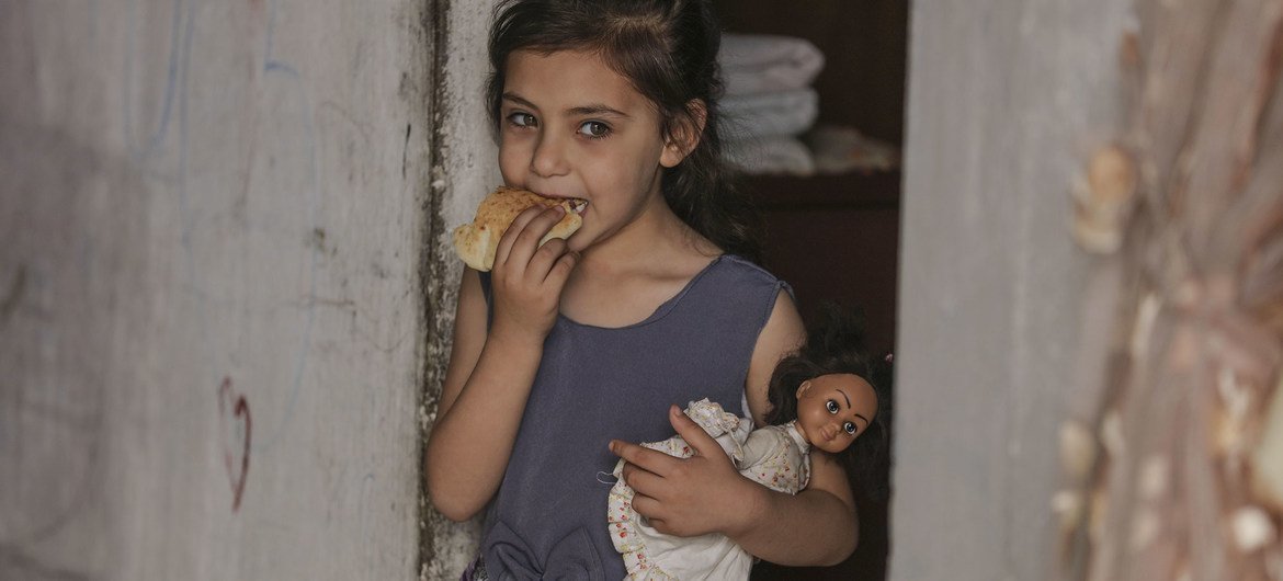 El Programa Mundial de Alimentos (PMA) proporciona a las familias pobres y con inseguridad alimentaria en Gaza cupones electrónicos para alimentos que les dan acceso a productos locales.