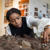 Mariam Issoufou, lauréate du prix des Champions de la Terre, est une architecte nigérienne dont le travail redéfinit la relation entre le design contemporain et le patrimoine culturel.