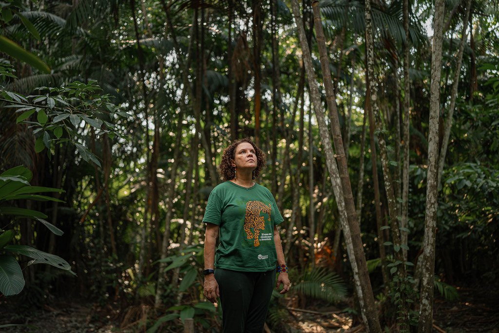 Cynthia Houniuhi, lauréate du prix des Champions de la Terre, est récompensée pour ses systèmes de surveillance forestière novateurs pour prévenir la déforestation en Amazonie. Cynthia Houniuhi, lauréate du prix des Champions de la Terre, est récompensée pour ses systèmes de surveillance forestière novateurs pour prévenir la déforestation en Amazonie.