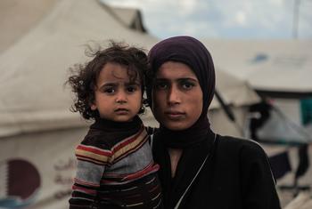 Una mujer palestina y su hijo frente a la tienda en la que viven en la ciudad de Gaza.