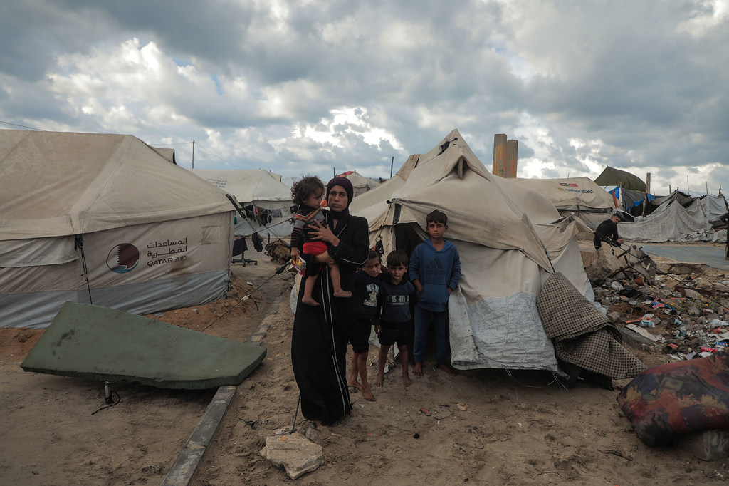 Une famille déplacée devant sa tente de fortune à Gaza-ville.