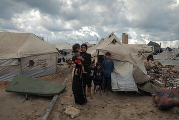 Une famille déplacée devant sa tente de fortune à Gaza-ville.