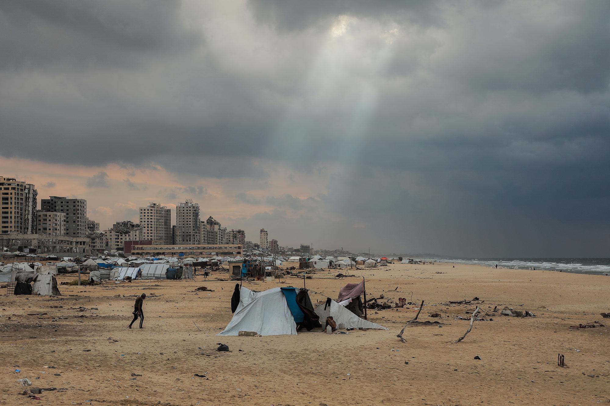 Des tentes de fortune pour familles déplacées sur le littoral de Gaza.