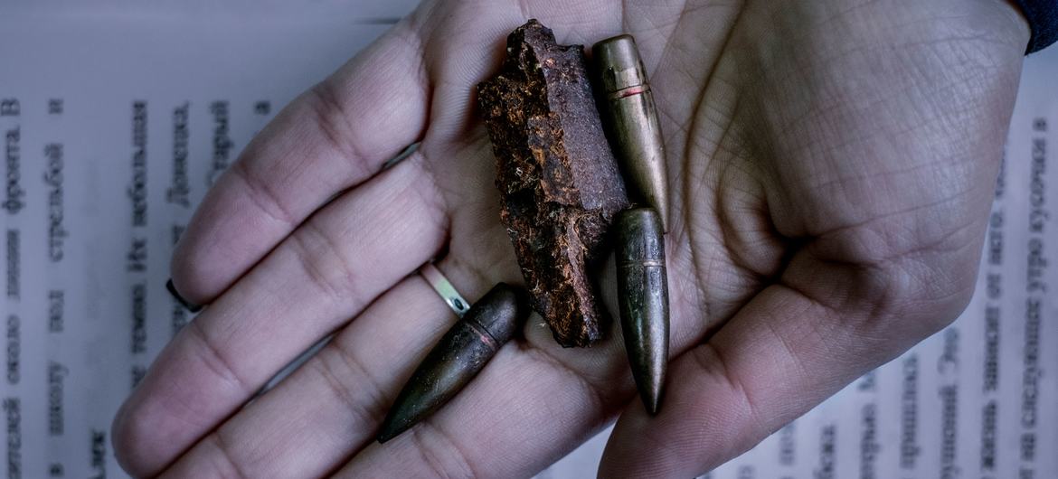 Фото из архива: осколки снарядов и пули, собранные с территории школы в Донецкой области.