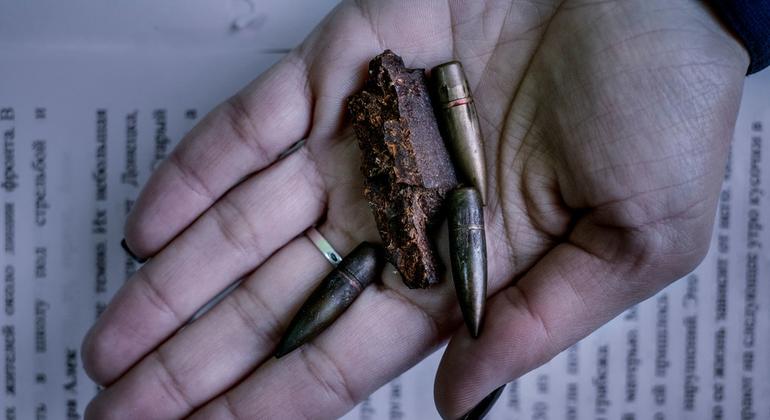 Fragmentos de projéteis e balas coletados no terreno de uma escola em Donetsk Oblast, na Ucrânia