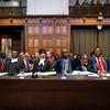 Membres de l'équipe juridique de l'Afrique du Sud devant la Cour internationale de Justice.