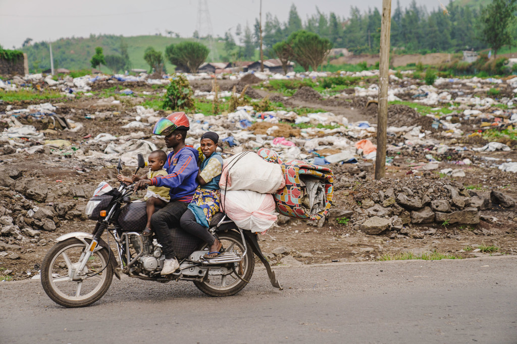 在刚果民主共和国北基伍省戈马的一户家庭在逃离冲突。（资料图片）