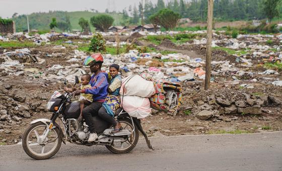 在刚果民主共和国北基伍省戈马的一户家庭在逃离冲突。（资料图片）