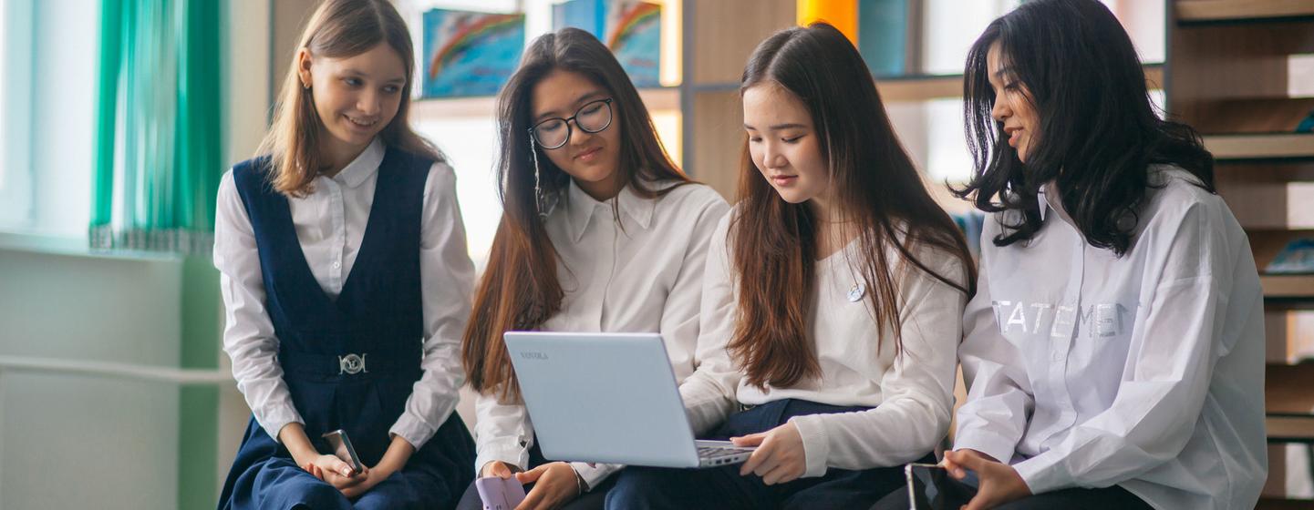 Des étudiantes apprennent en ligne à Nur-Sultan, au Kazakhstan.