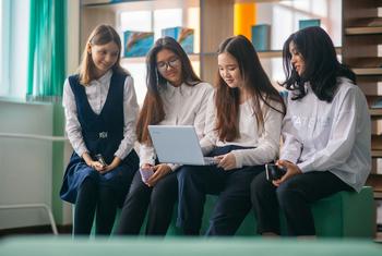 Des étudiantes apprennent en ligne à Nur-Sultan, au Kazakhstan.