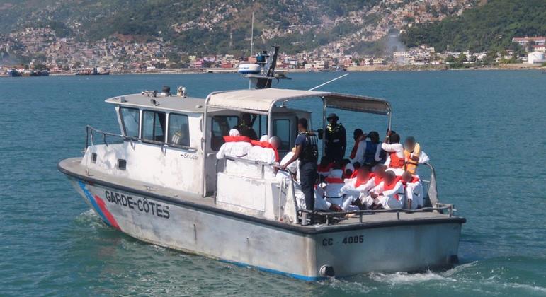 海地海岸警卫队将经由既定偷渡路线逃离本国的移民遣返回国。