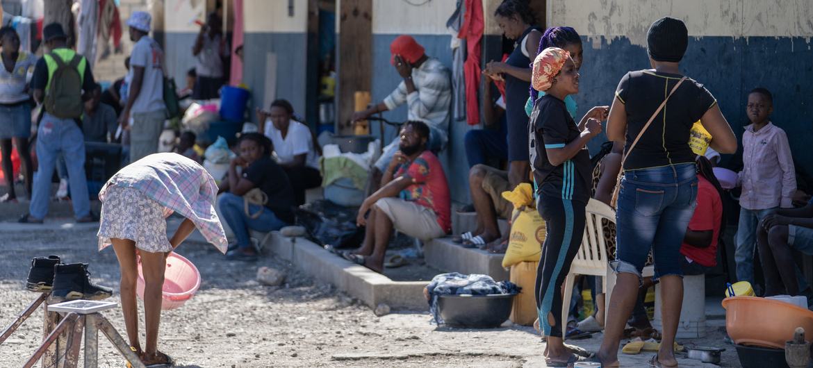 Um grupo de deslocados hospedados em uma escola no centro de Porto Príncipe, Haiti