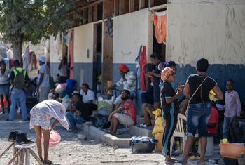 Un groupe de personnes déplacées accueillies dans une école du centre de Port-au-Prince, Haïti.