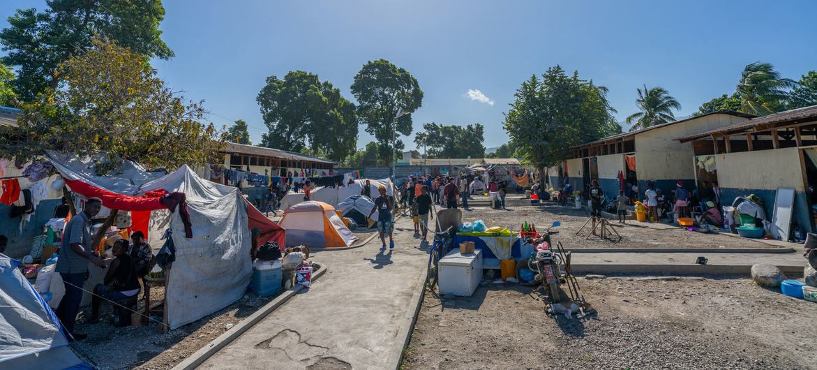 हेती की राजधानी पोर्त-ओ-प्रिन्स के एक स्कूल में विस्थापितों के एक समूह ने शरण ली है. 