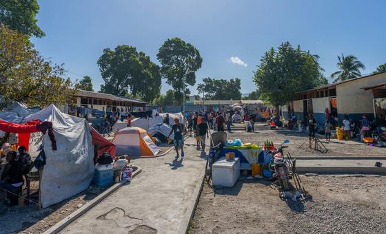 Un groupe de personnes déplacées hébergées dans une école du centre de Port-au-Prince, sur le site Jean-Marie Vincent.