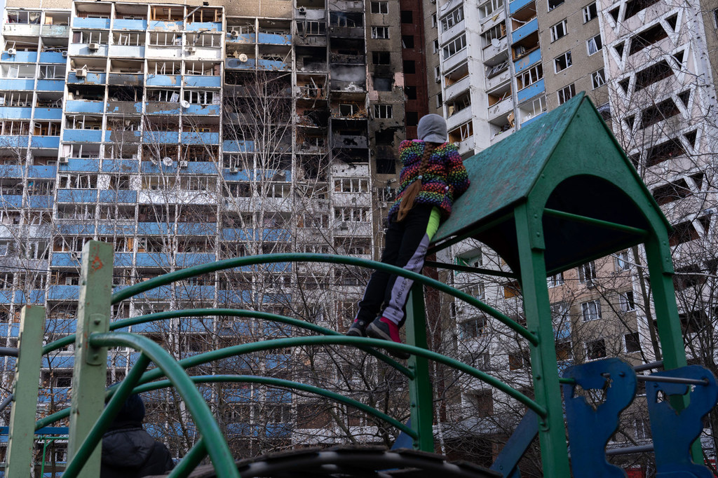 Un immeuble d'habitation endommagé par des tirs d'obus à Kiev, en Ukraine. (février 2024)