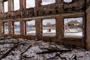 यूक्रेन के ख़ारकीव में रूसी बमबारी में ध्वस्त हुआ एक स्कूल. (फ़रवरी 2024)