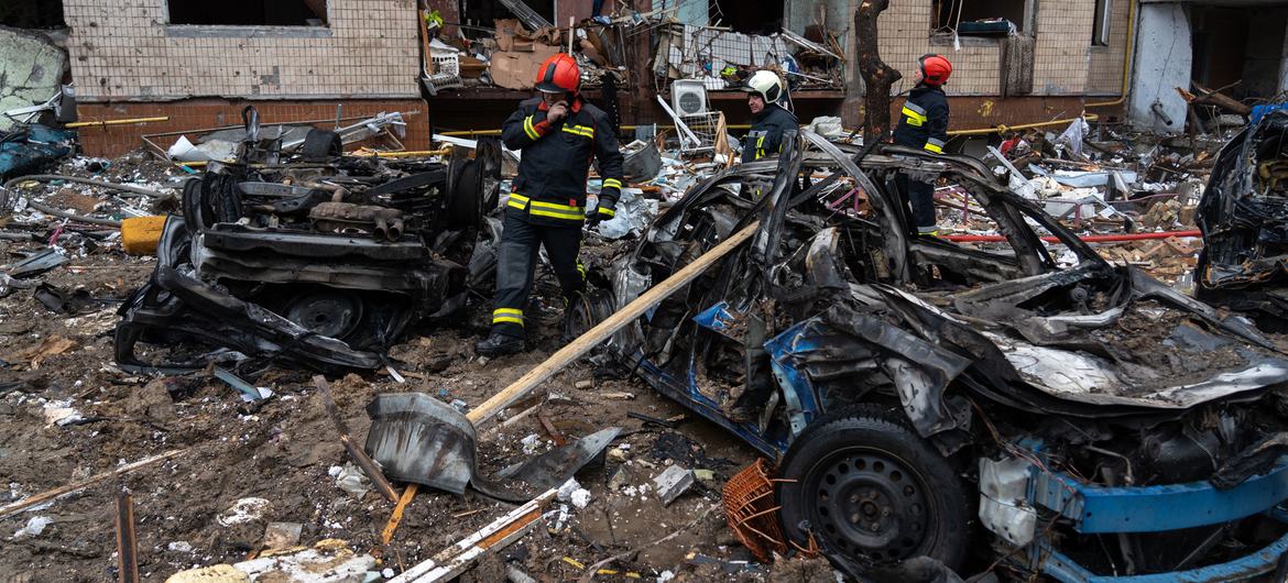 Equipe de resgate vasculha um prédio bombardeado em Kyiv (arquivo)
