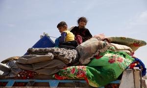 Uma família deslocada na Síria escapando dos combates perto de Idlib (agosto de 2023)