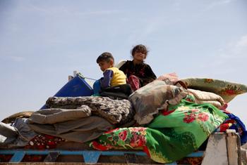 Сирийская семья спасается от насилия в районе Идлиба.