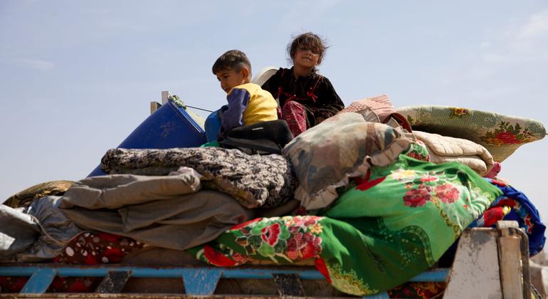 Uma família deslocada na Síria escapando dos combates perto de Idlib (agosto de 2023)