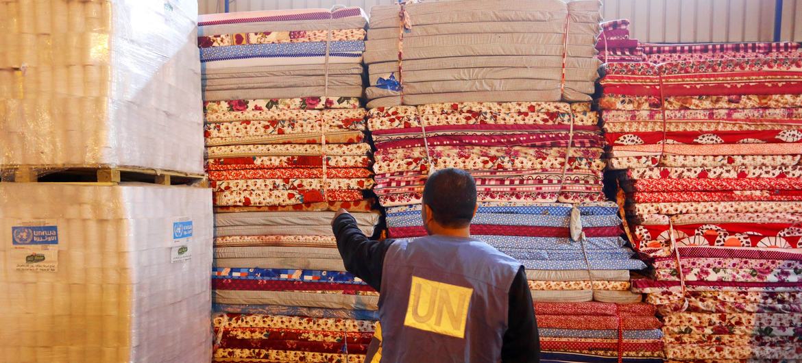 Des matelas sont préparés pour être distribués à des personnes déplacées par le conflit à Gaza (photo d'archives).