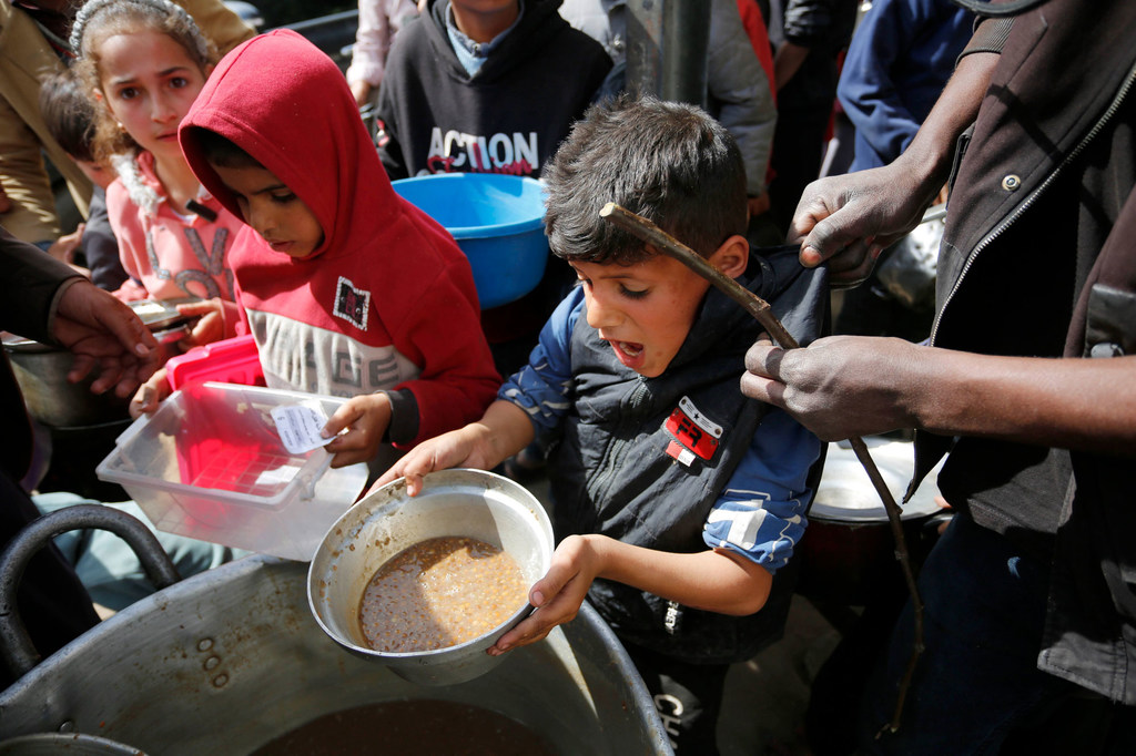 Los niños de la Franja de Gaza reciben alimentos mientras los suministros siguen disminuyendo.