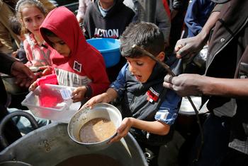 Crianças na Faixa de Gaza recebem alimentos enquanto os suprimentos continuam a diminuir