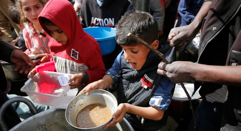 Crianças na Faixa de Gaza recebem alimentos enquanto os suprimentos continuam a diminuir