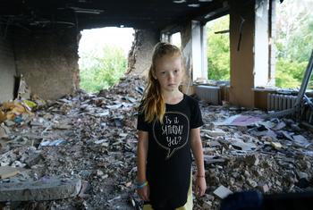 八岁的安雅站在乌克兰布佐瓦被毁学校的废墟中。