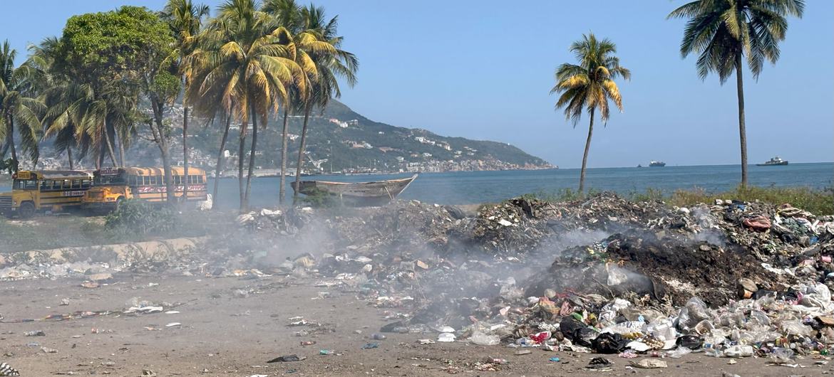  Lixo queima na costa do Haiti