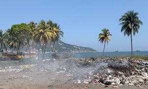  Lixo queima na costa do Haiti