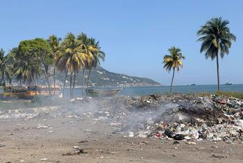  Lixo queima na costa do Haiti