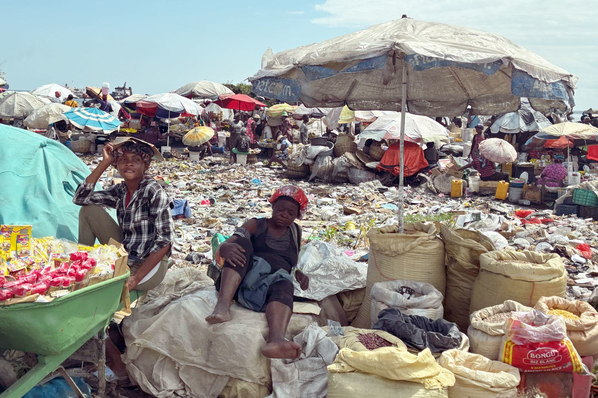 Des vendeurs de marchandises entourés de déchets à Port-au-Prince, en Haïti.