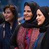 Kundi la wanawake, baadhi wakiwa wamevaa hijabu, wakiwa wameketi kama wahudhuriaji katika tukio rasmi.