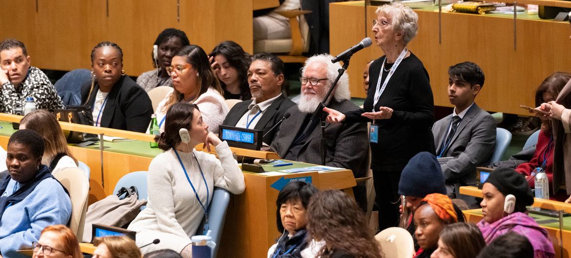 Um participante discursa em uma reunião pública entre o secretário-geral da ONU e grupos da sociedade civil