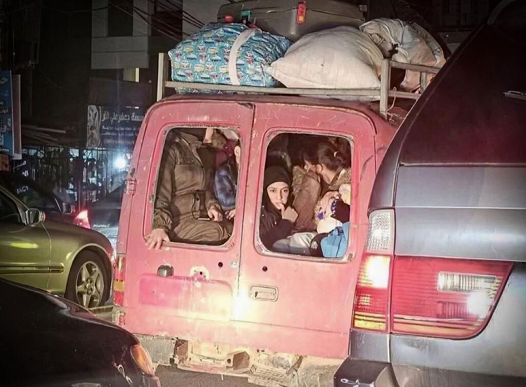 Ливанцы покидают охваченные конфликтом районы страны.  