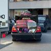 Une voiture lourdement chargée de bagages et de biens, appartenant probablement à des personnes déplacées au Liban.