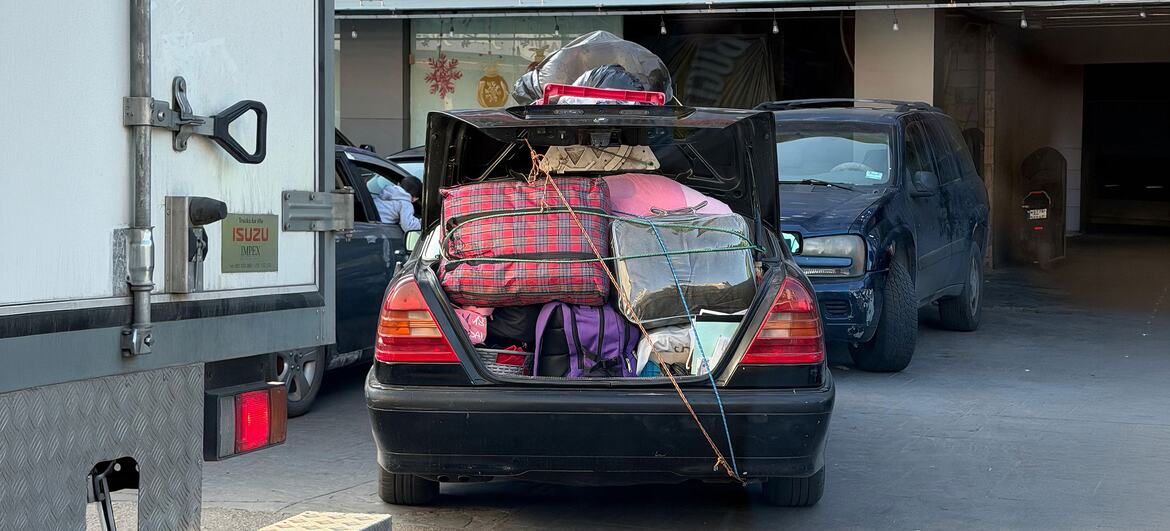 Une voiture lourdement chargée de bagages et de biens, appartenant probablement à des personnes déplacées au Liban.