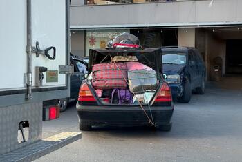 Une voiture lourdement chargée de bagages et de biens, appartenant probablement à des personnes déplacées au Liban.