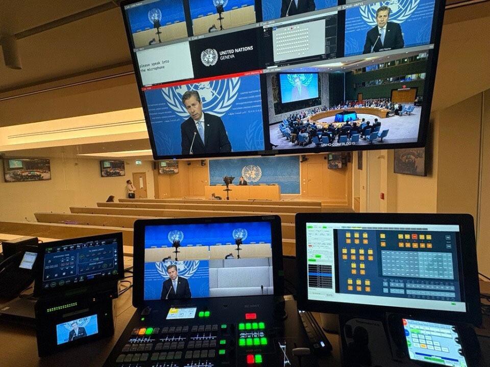 Une vue d'une salle de contrôle de la diffusion montrant sur plusieurs écrans le Secrétaire général des Nations Unies, Tom Fletcher, s'exprimant lors d'une réunion virtuelle des Nations Unies à Genève.