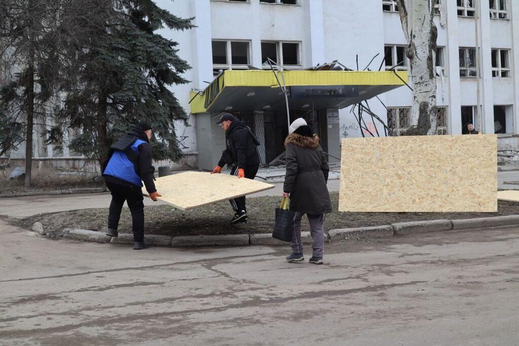 乌克兰斯洛维扬斯克市一栋受损建筑正在进行修缮工作。