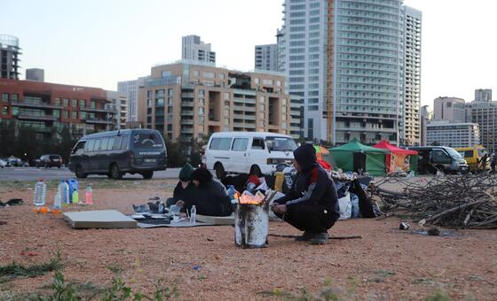 Líbano: familias recientemente desplazadas establecen tiendas de campaña a lo largo de la calle en busca de refugio temporal.
